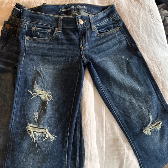 PACK OF 3 American Eagle Favorite Boyfriend Jeans, size 2 R - Picture 3 of 4